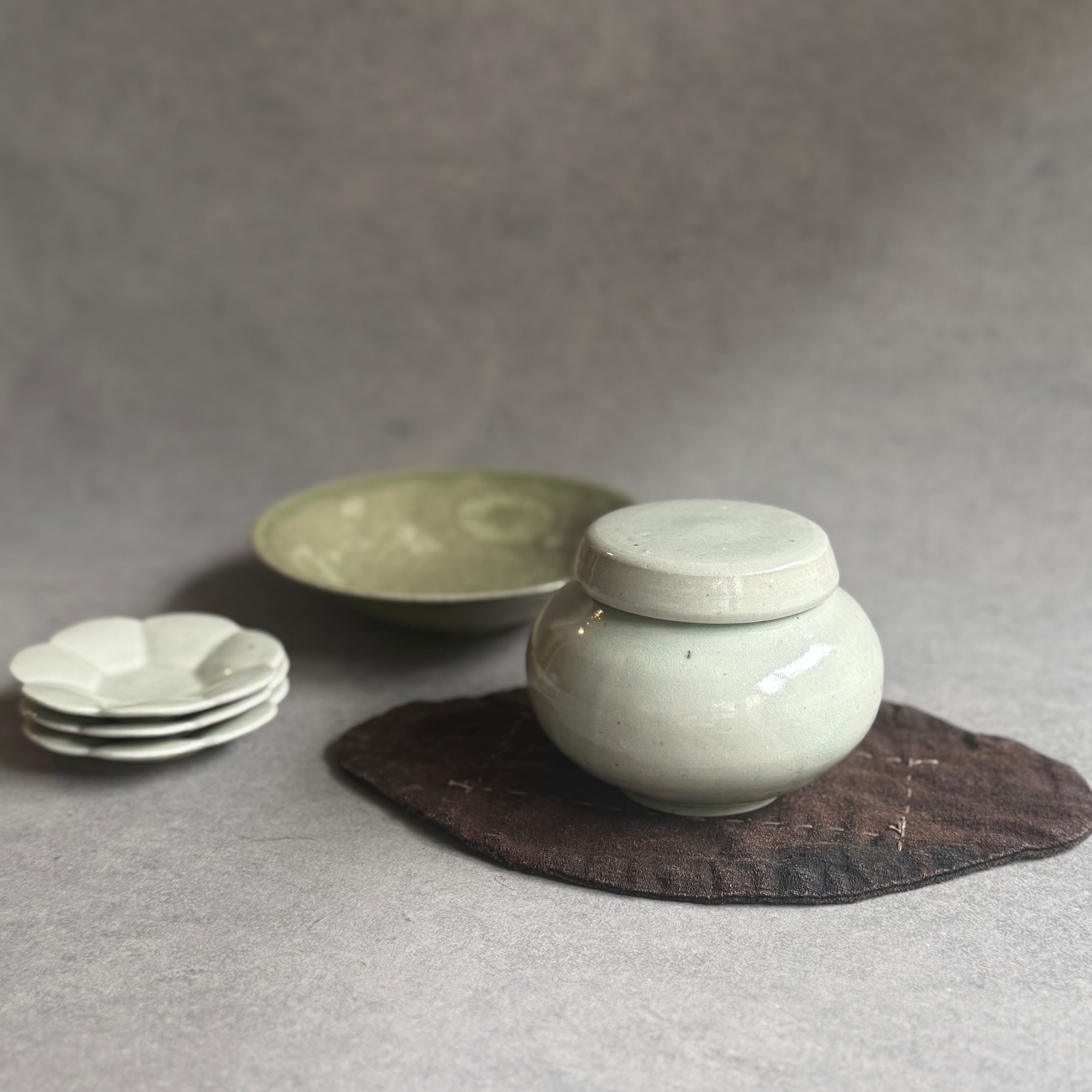 日高伸治 青白磁蓋付薬壺 中 | gallery 一白
