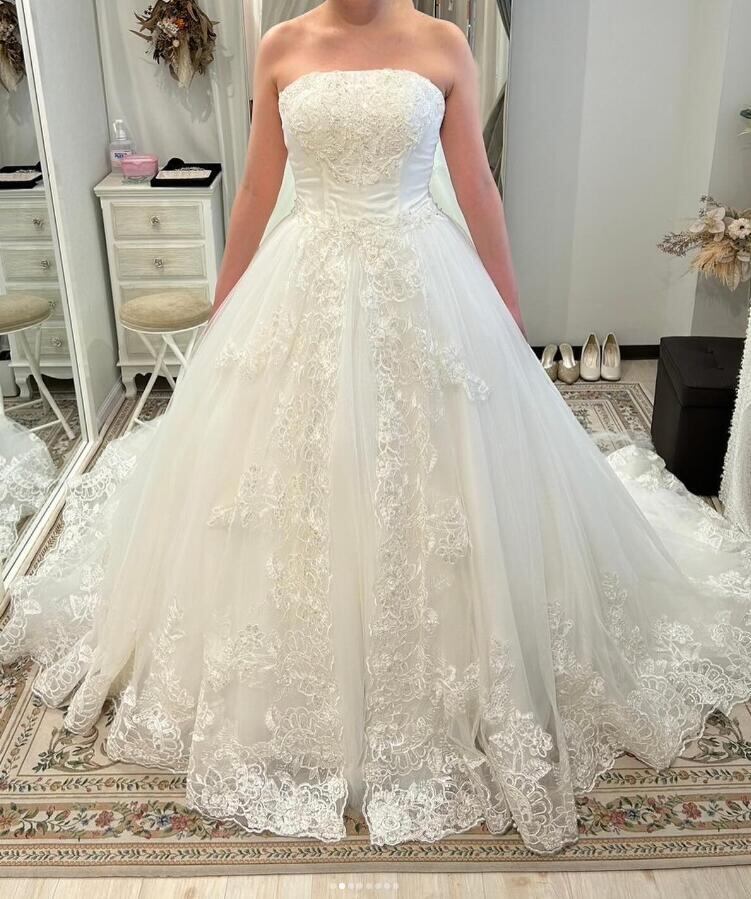 ウエディングドレス ベアトップ キラキラ光る刺繍 リボン 贅沢な小花総  