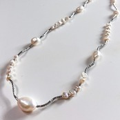 揺らめきのあるステーションパイプで繋げたデザイン！在庫限り 淡水パール ステーション ネックレス ne1118