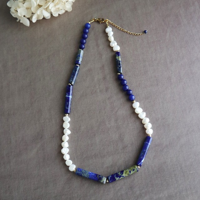 ラピスラズリと淡水パールのネックレス　金アレ対応　淡水真珠