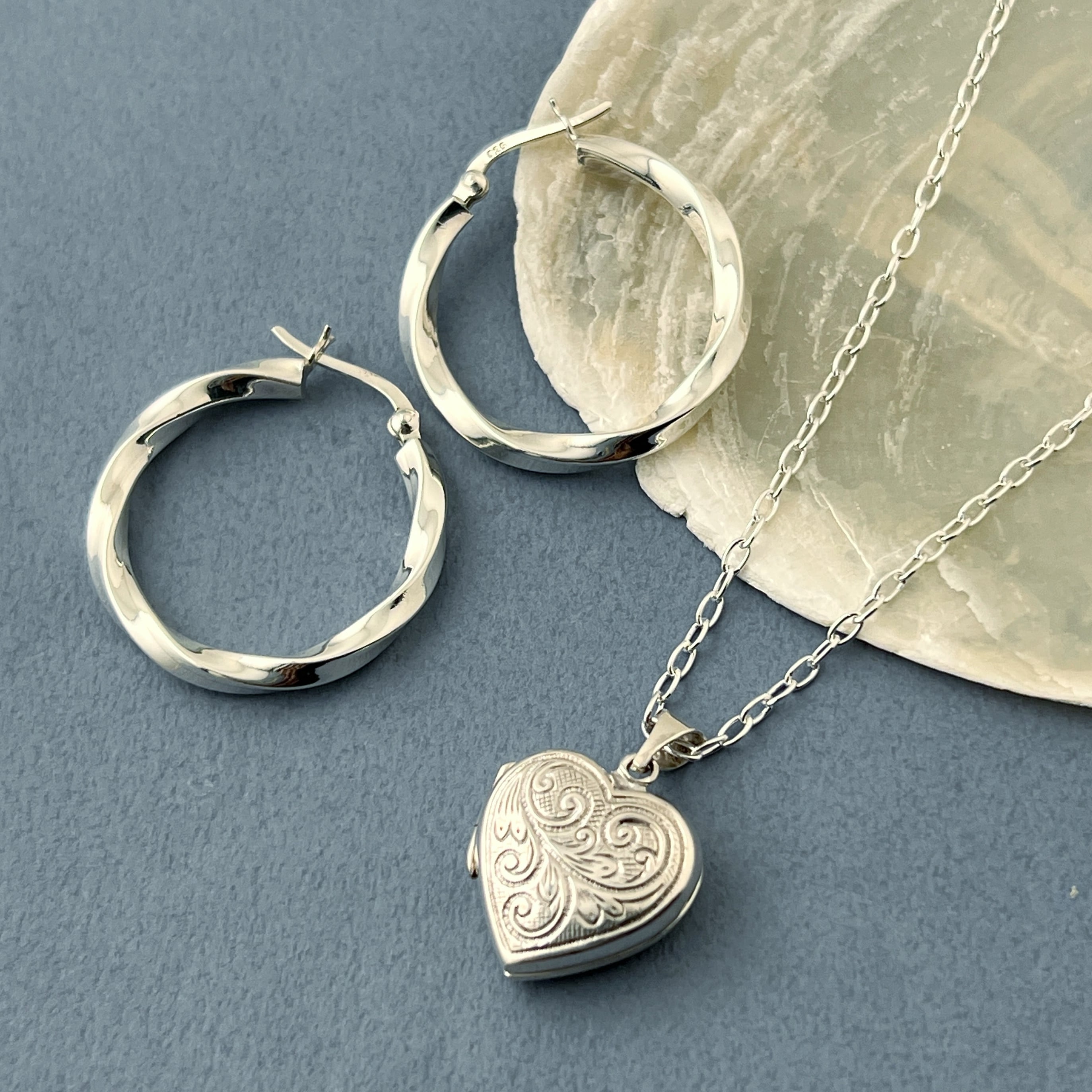 残りわずか】ハート 両面彫り ロケット ペンダント M size （チェーン