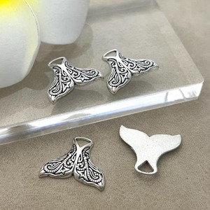 【2個】ホエーテール彫りデザインチャーム