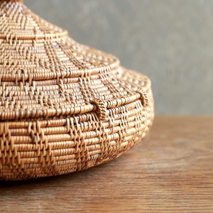 編み模様が美しい、とんがり帽子の小物入れ｜アタ 蓋付き小物入れ ラウンドバスケット