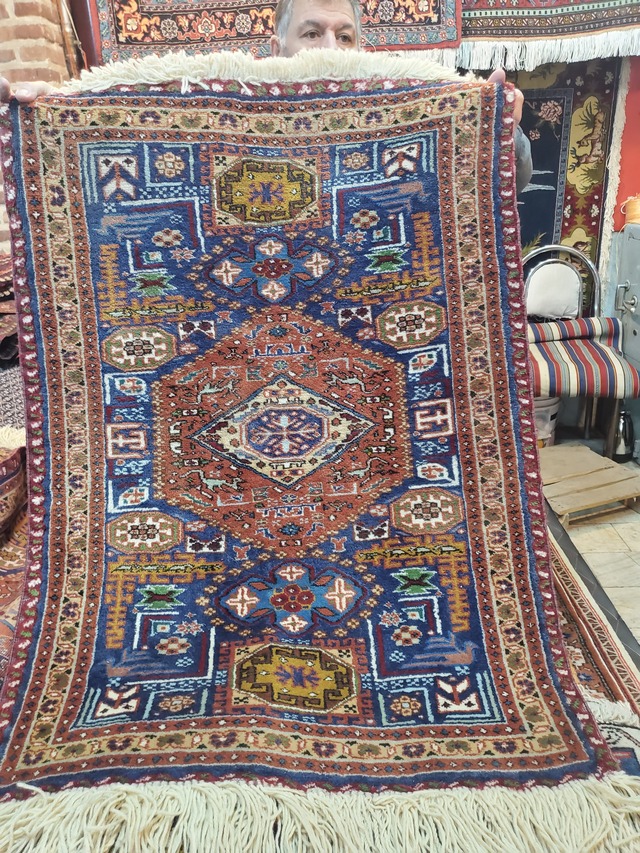 絨毯クエスト51【No.6】※現在、こちらの商品はイランに置いてあります。ご希望の方は先ずは在庫のご確認をお願いします。