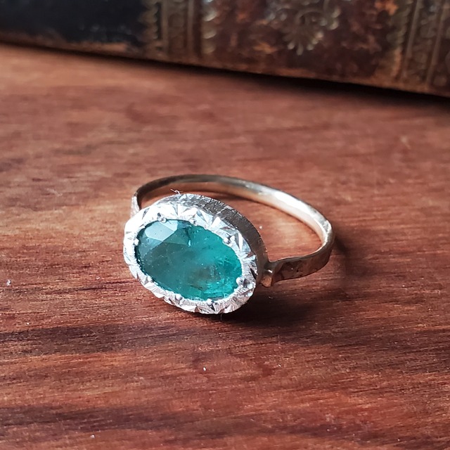 12号【新緑】エメラルドのリング