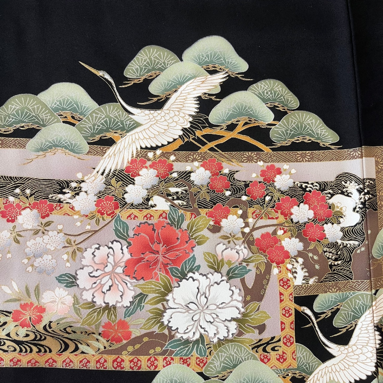 12554】 着物リメイク 留袖 ロングコート 絵巻物 鶴 松 牡丹 刺繍  