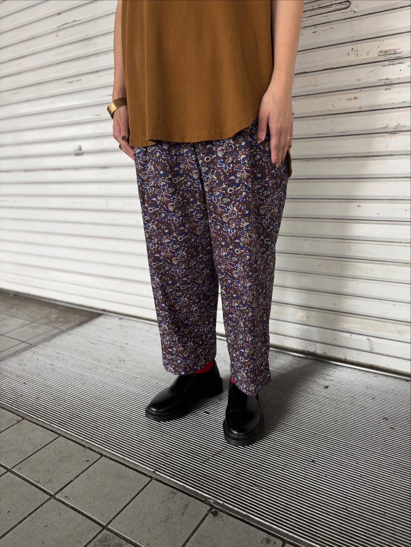 SOIL] ”40s POPLIN MEDIUM FLOWER PRINT TAPERED EASY PANTS“ | HORUS