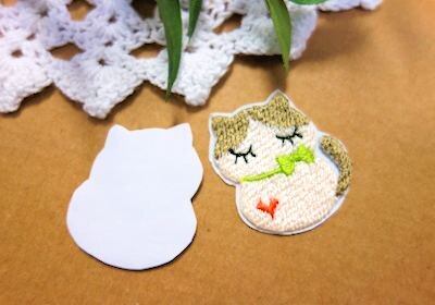 シールにもなる猫の刺繍ワッペン◆ねこだるま　ハチワレモカ