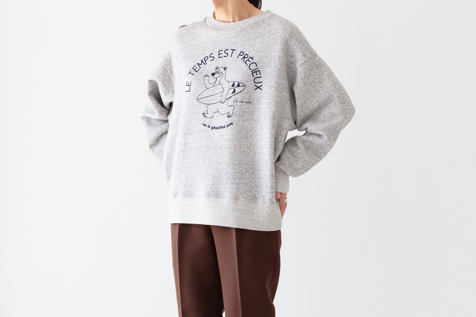 裏微起毛 - クルーネックプリントスウェット  LE TEMPS EST PRÉCIEUX