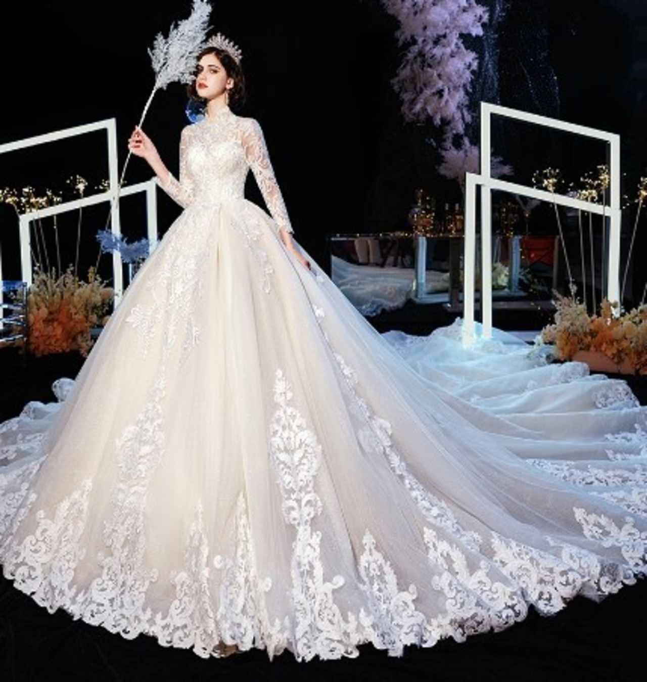 華やか ウエディングドレス 華やかなトレーン 上品レース 優雅な  