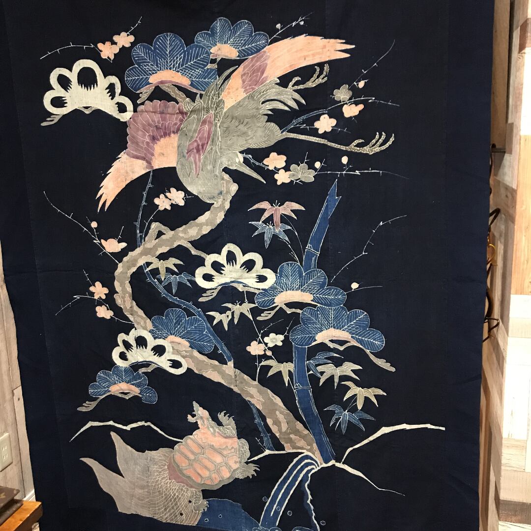 藍染め筒書き布団解き表布 鶴 亀 松 竹 梅 模様の古布 藍染め筒書き布団解き表布 鶴 亀 松 竹 梅 模様の古布