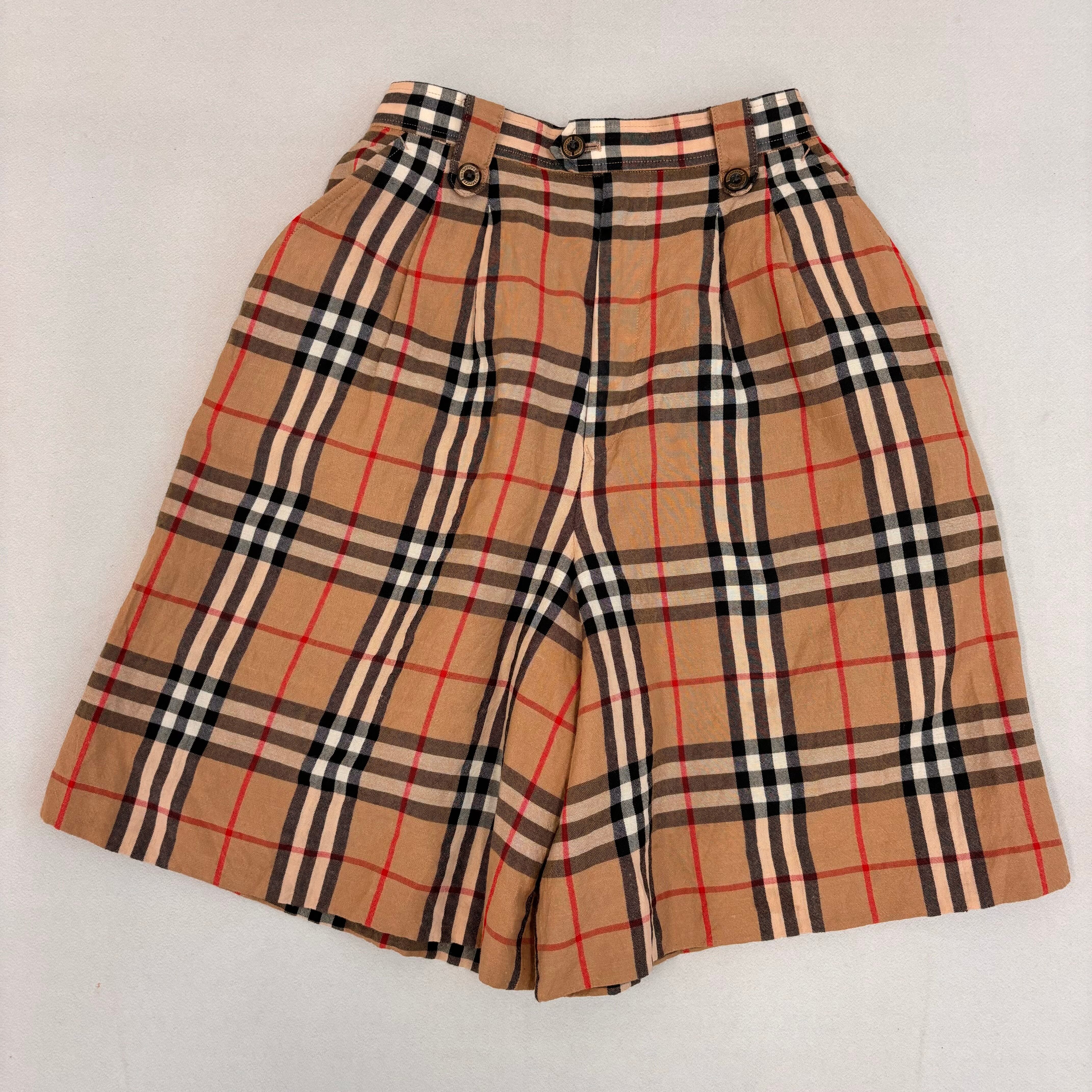 レトロなノバチェック柄が人気のBurberrysのハーフパンツ レディース