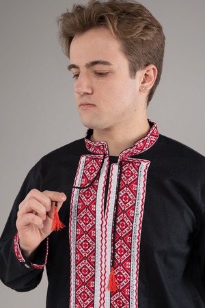 ウクライナ刺繍ヴィシヴァンカ　クロスステッチ手刺繍　Lサイズ　メンズ