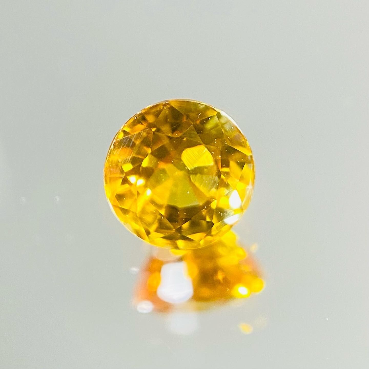 ひまわりカラーの元気イエローサファイア