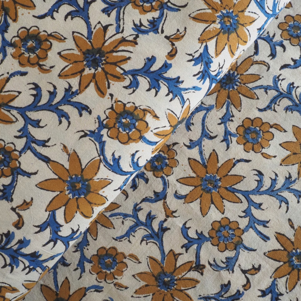 ブロックプリント生地【50cm単位】インド綿 花柄 生成り×ブルー×イエロー #55610-WT1