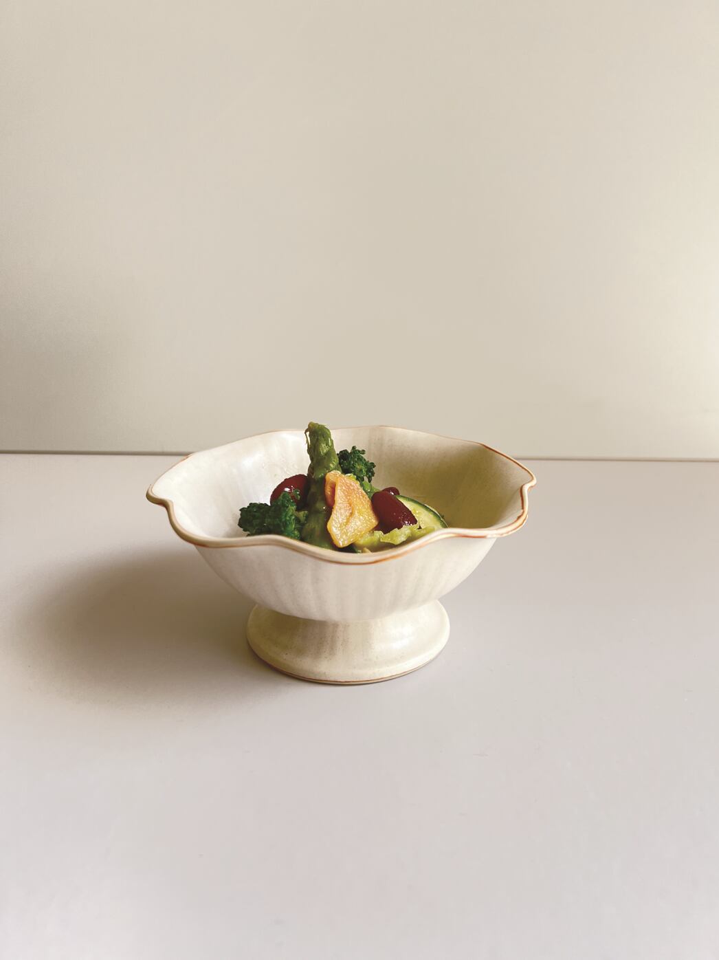 骨董時代ガラス霰プレス三ツ脚付きフリル平鉢菓子鉢コンポートウラン