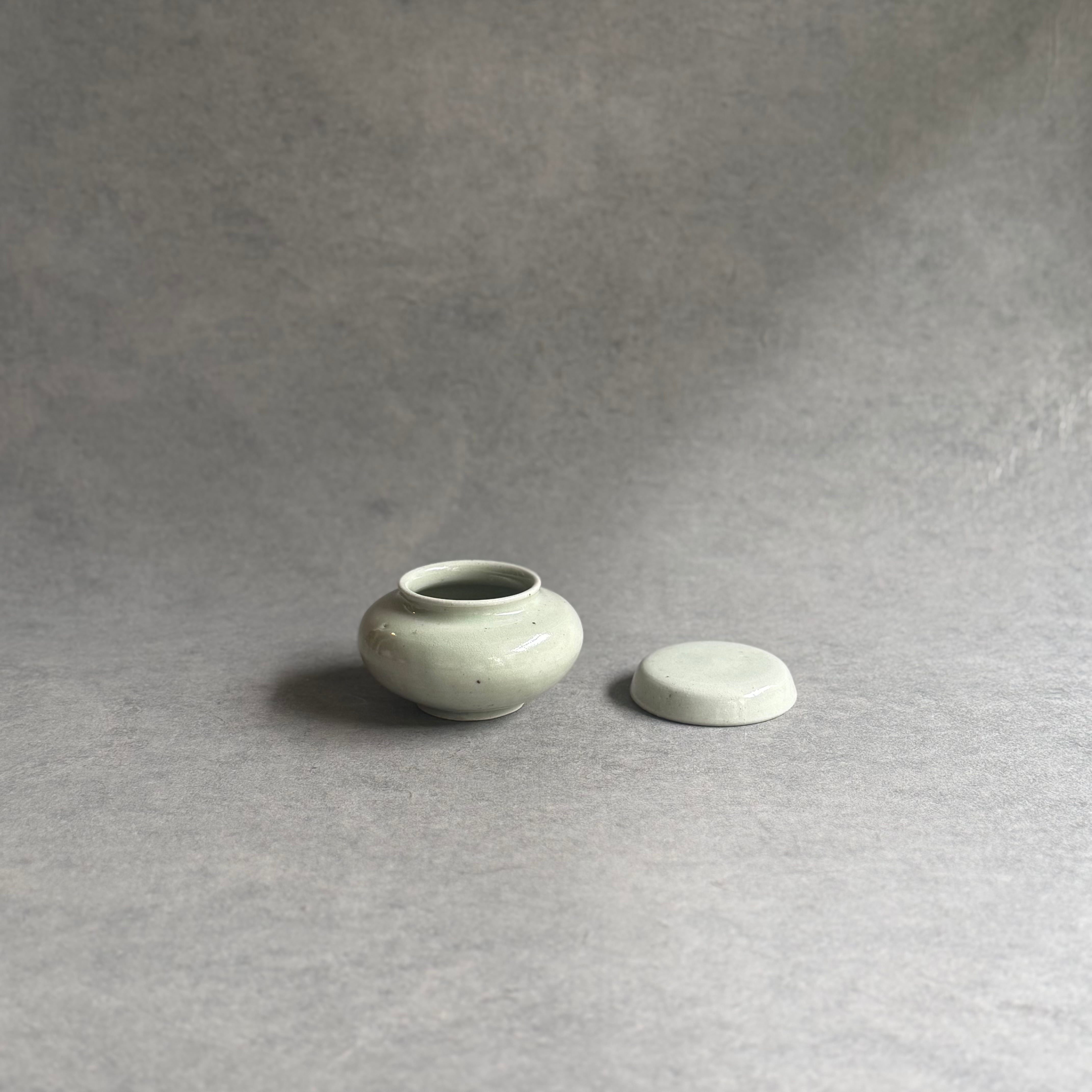 日高伸治 白磁蓋付小壺 | gallery 一白