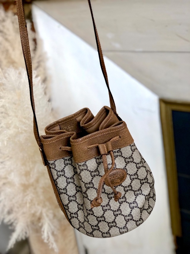 GUCCI グッチ　GGプラス　ロゴ型押し　巾着　ドローストリング　ミニバッグ　ショルダーバッグ　ベージュ　vintage　ヴィンテージ　オールドグッチ　vzc572