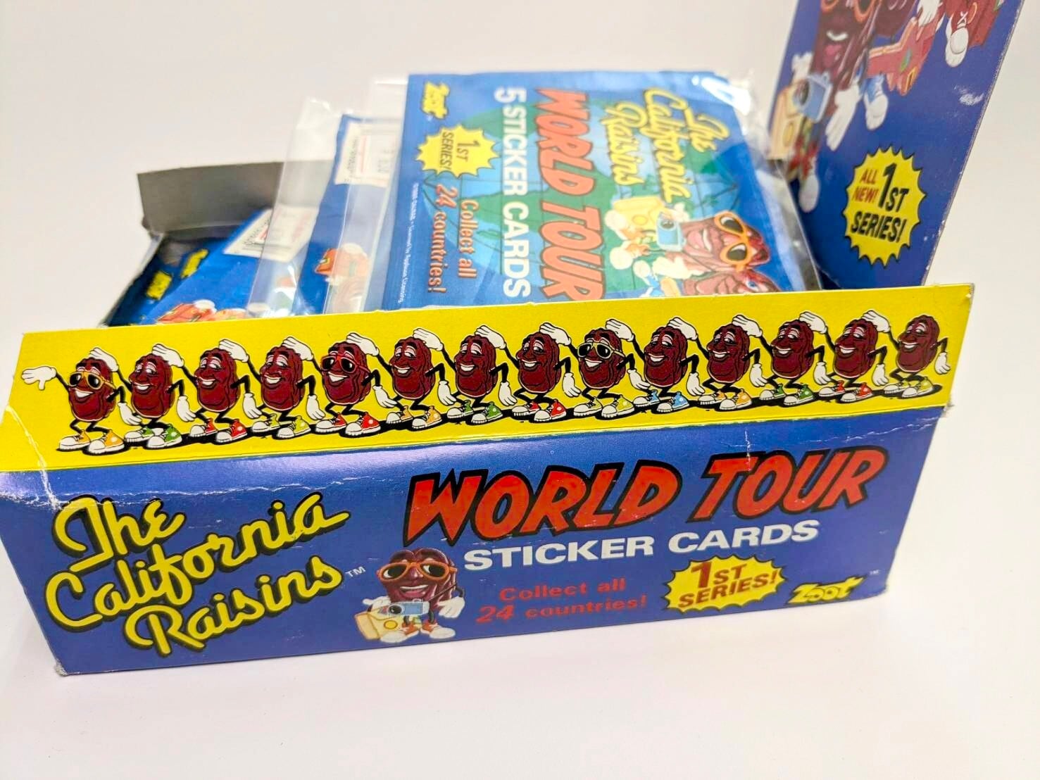 ☆送料無料！☆1988年製【 The California Raisins ( カリフォルニアレーズン ) World Tour 】VINTAGE トレーディングカード単品 （1個=5STICKER CARDS）〚アメリカン雑貨 アメトイ〛