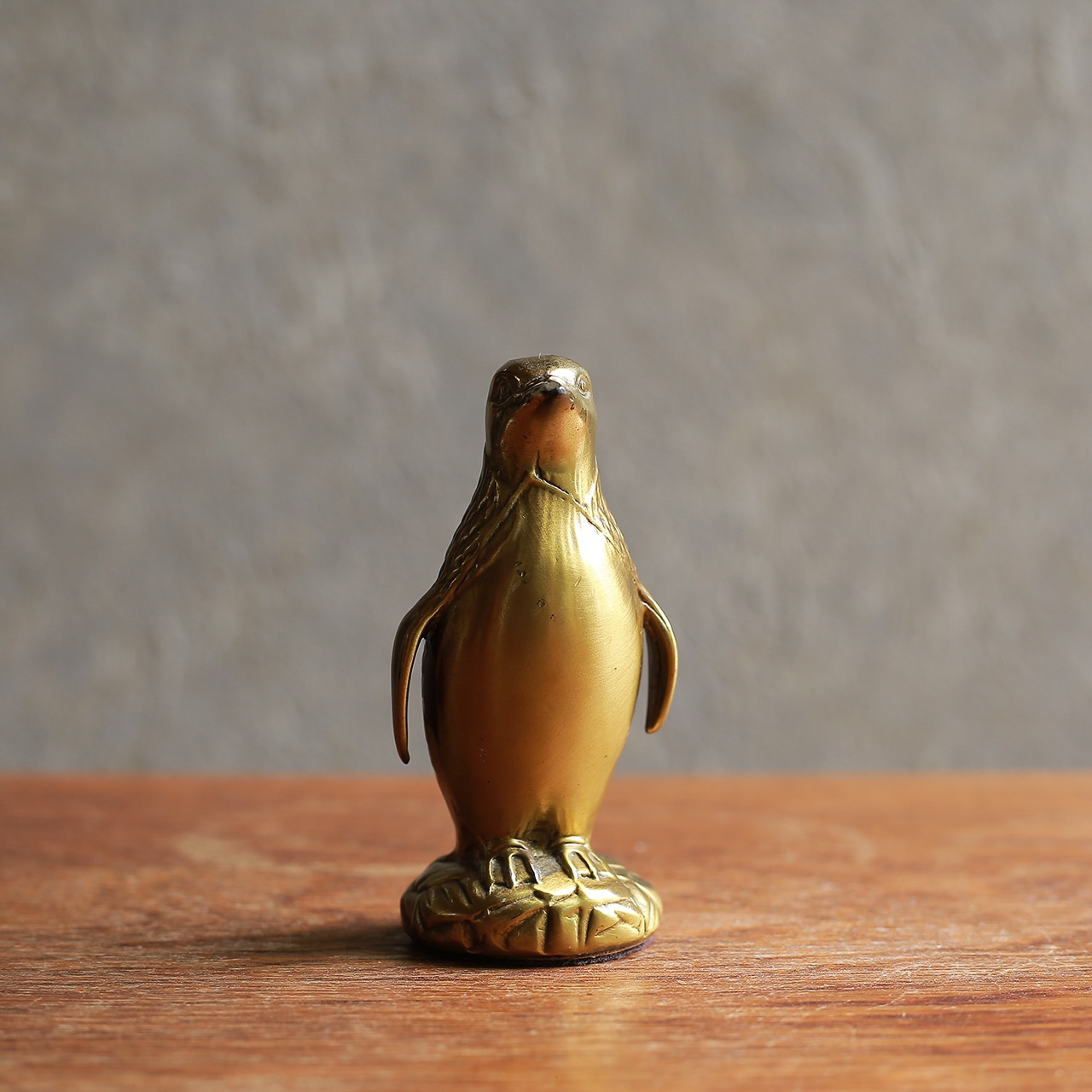 ゴールドに輝く、凛々しいペンギン（子）