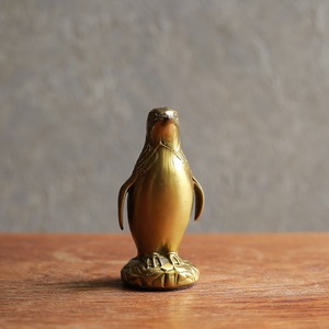 ゴールドに輝く、凛々しいペンギン（子）