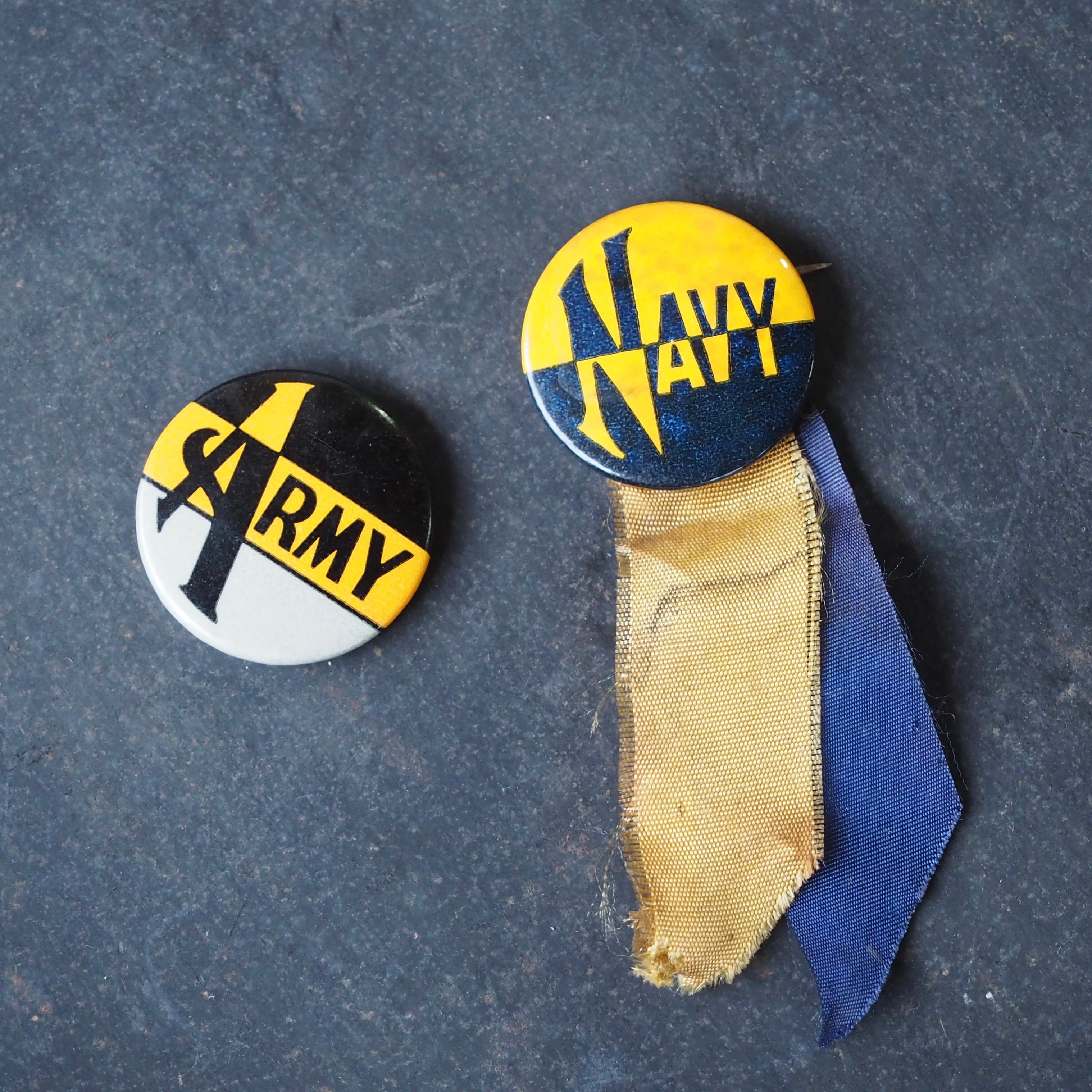 Vintage US military Pinback buttons ARMY NAVY pair 40s ミリタリー 缶バッジ