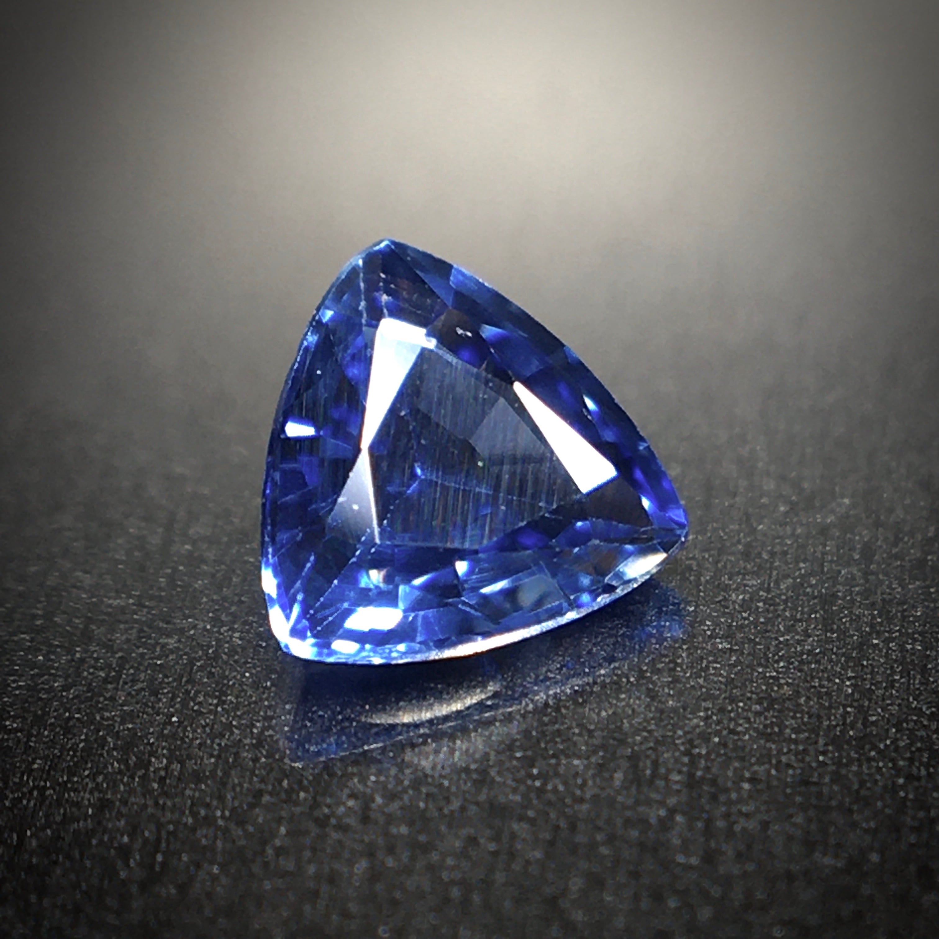 爽やかな”セイロンブルー”の輝き 0.18ct UP 天然ブルー