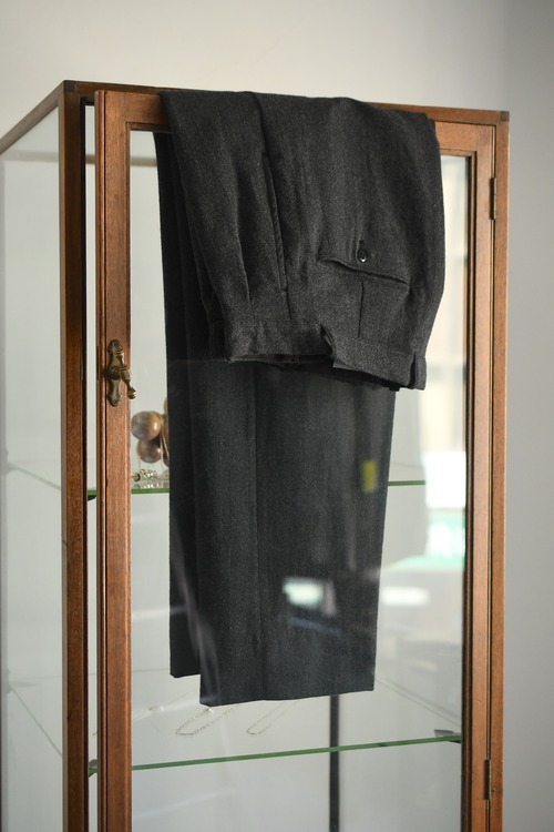 BAUTH / WOOL 2TUCK TROUSERS (CHARCOAL)
