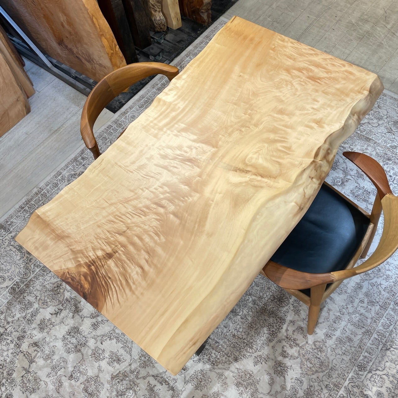 栃（トチ） 一枚板 | 千年家具 - 一枚板 テーブル専門店