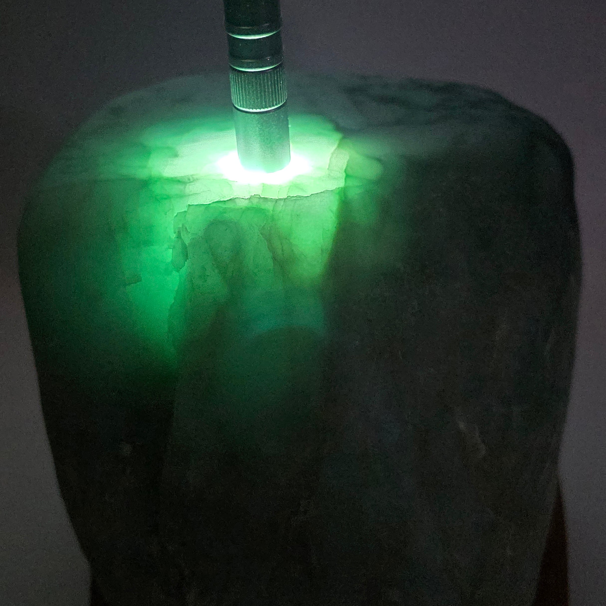 小滝土倉：糸魚川翡翠プレミアム: 磨き石:台付き BGM0115 | 糸魚川翡翠