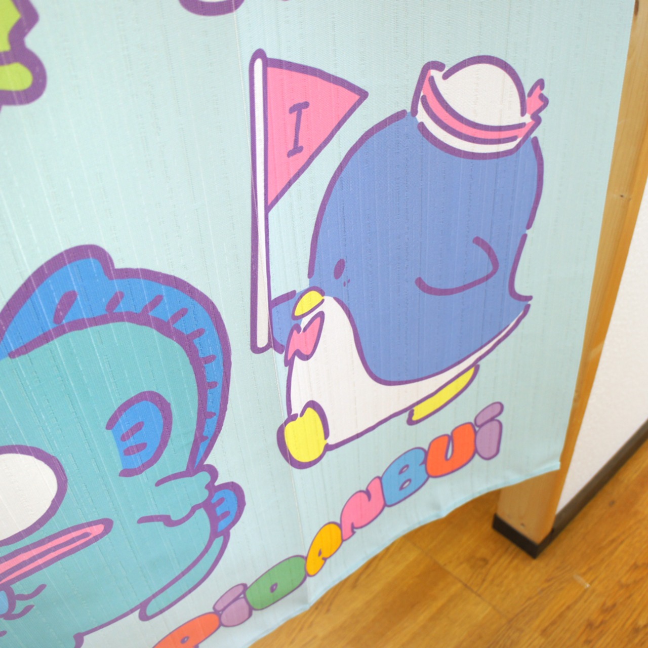 【受注生産】のれん サンリオ はぴだんぶいフラッグ 幅72×丈150cm 94406