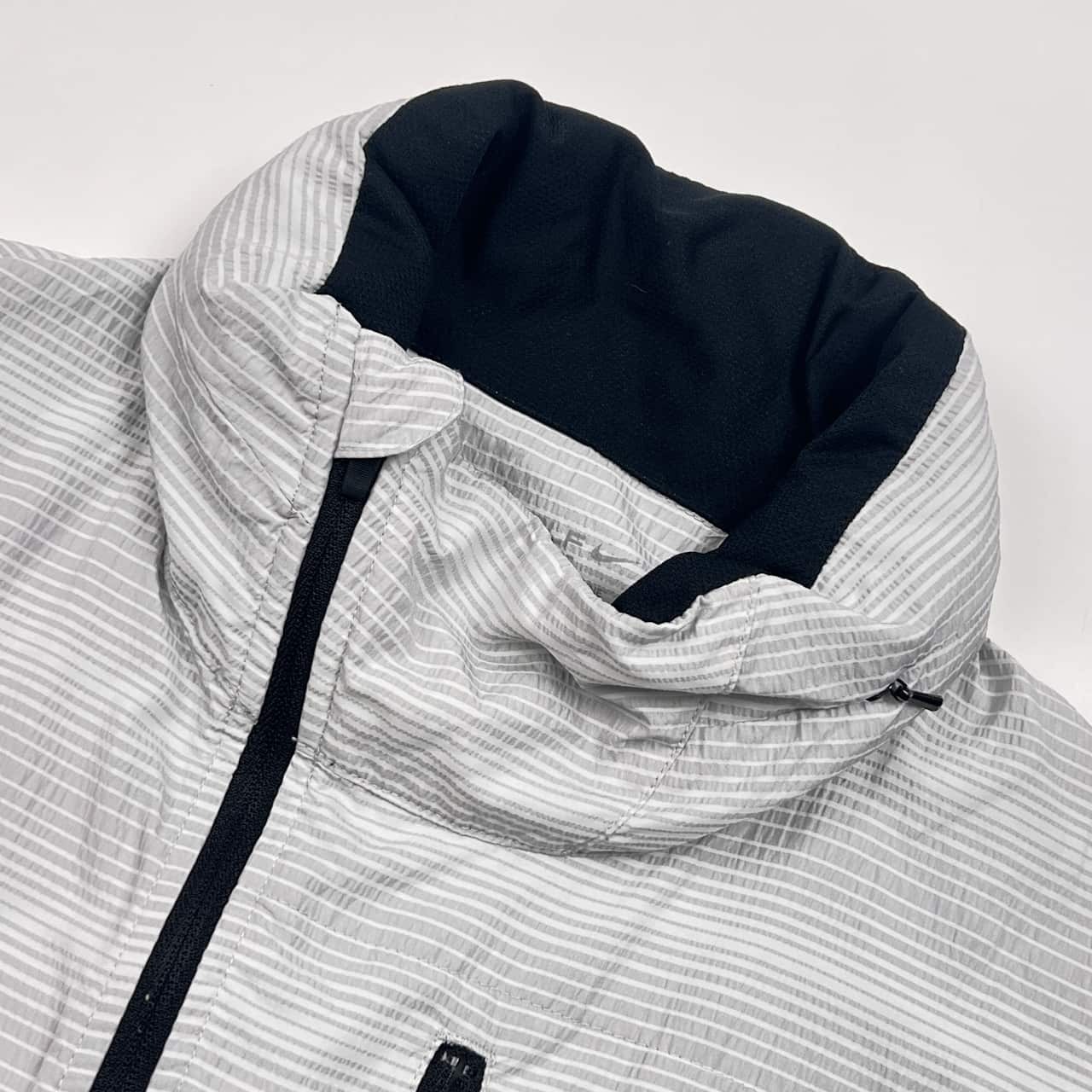 NIKE GOLF ナイキゴルフ TOUR PERFORMANCE 収納フード ドライ ジャケット ジャンパーM/ライトグレー系 メンズ