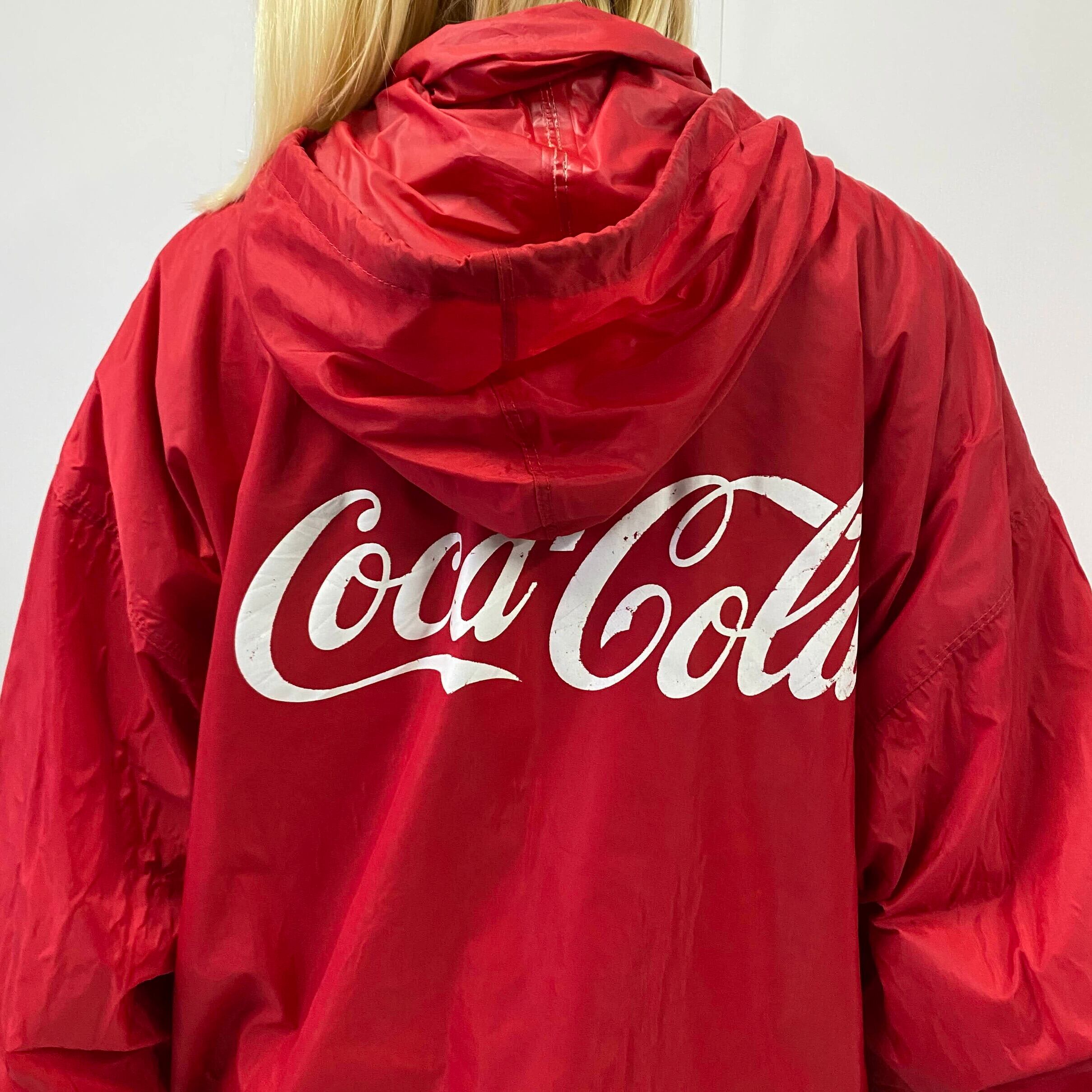 Coca-Cola コカコーラ 企業ロゴ 胸ロゴ バックプリント フード収納型