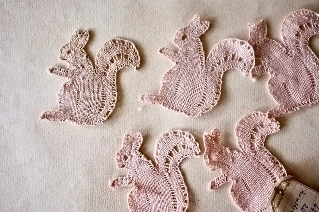 30s フランス リネン 古薔薇色のリスとボビンレースアップリケ 1p アンティーク