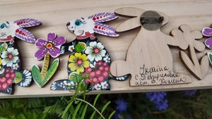 ウクライナ伝統絵画 ペトリキウカ塗り 木製ブローチ（ホメンコ作）うさぎ　ラビット　花　フラワー
