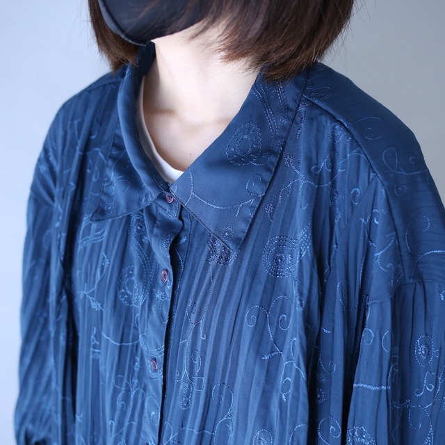 "刺繍" 蔦×花 motif pattern pleats design over wide silhouette shirt