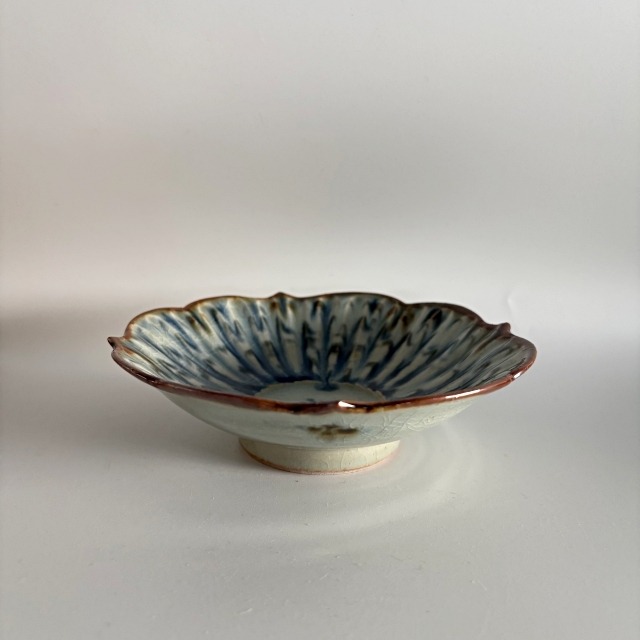 陶房遊_輪花平鉢(小)　錆青
