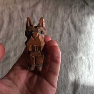 オランダで見つけた木彫りの茶犬