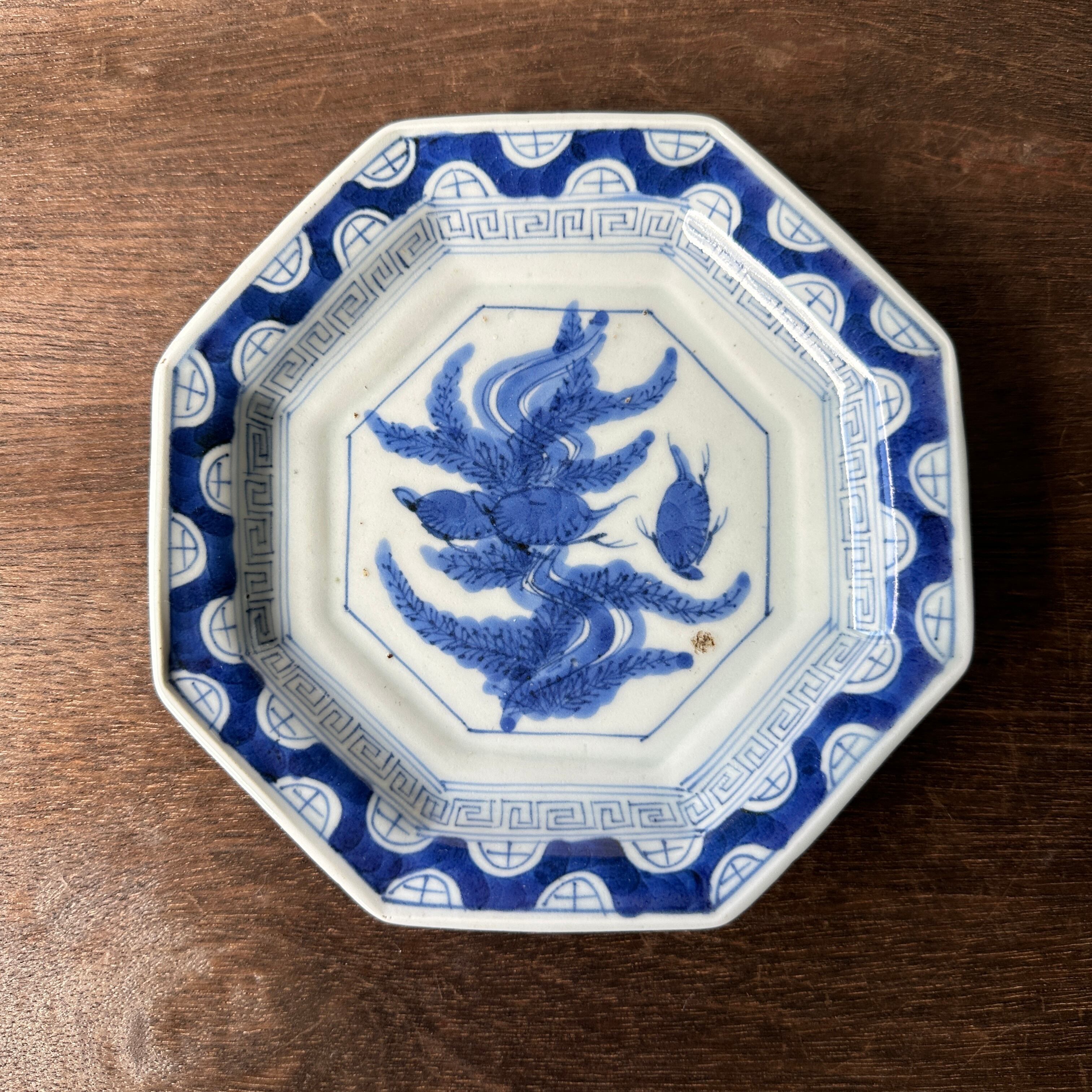 縁起のいい八角形の染付皿 (B) | むかしのうつわ 迦史庵