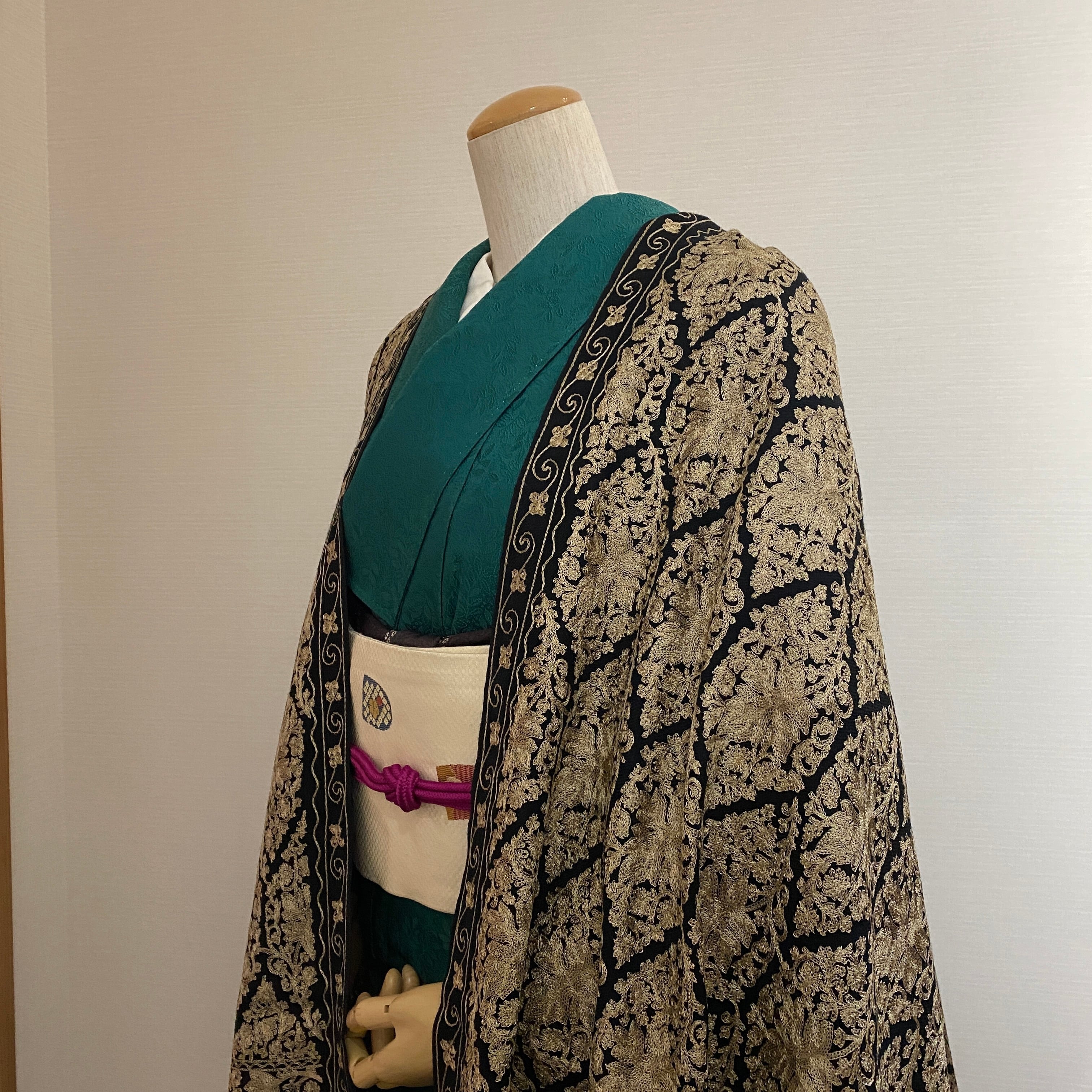 新品美しすぎる華やかな総手刺繍カシミール　大判ショール　ストール