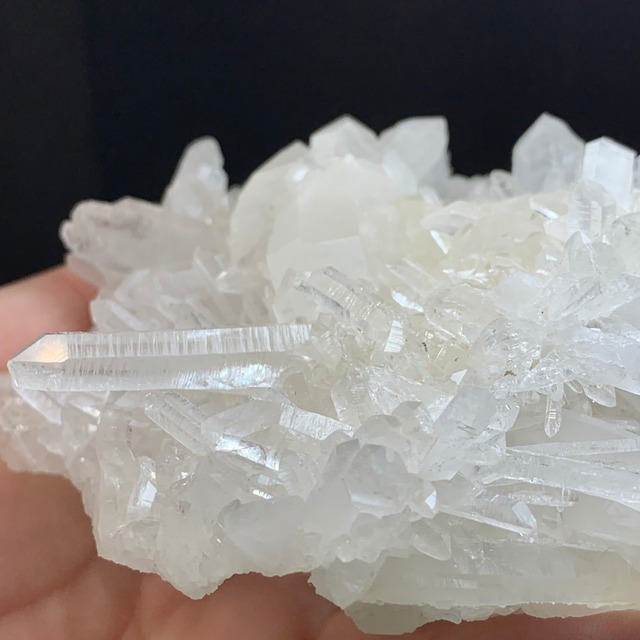 2.フローライトハリネズミが住み着いている水晶クラスター