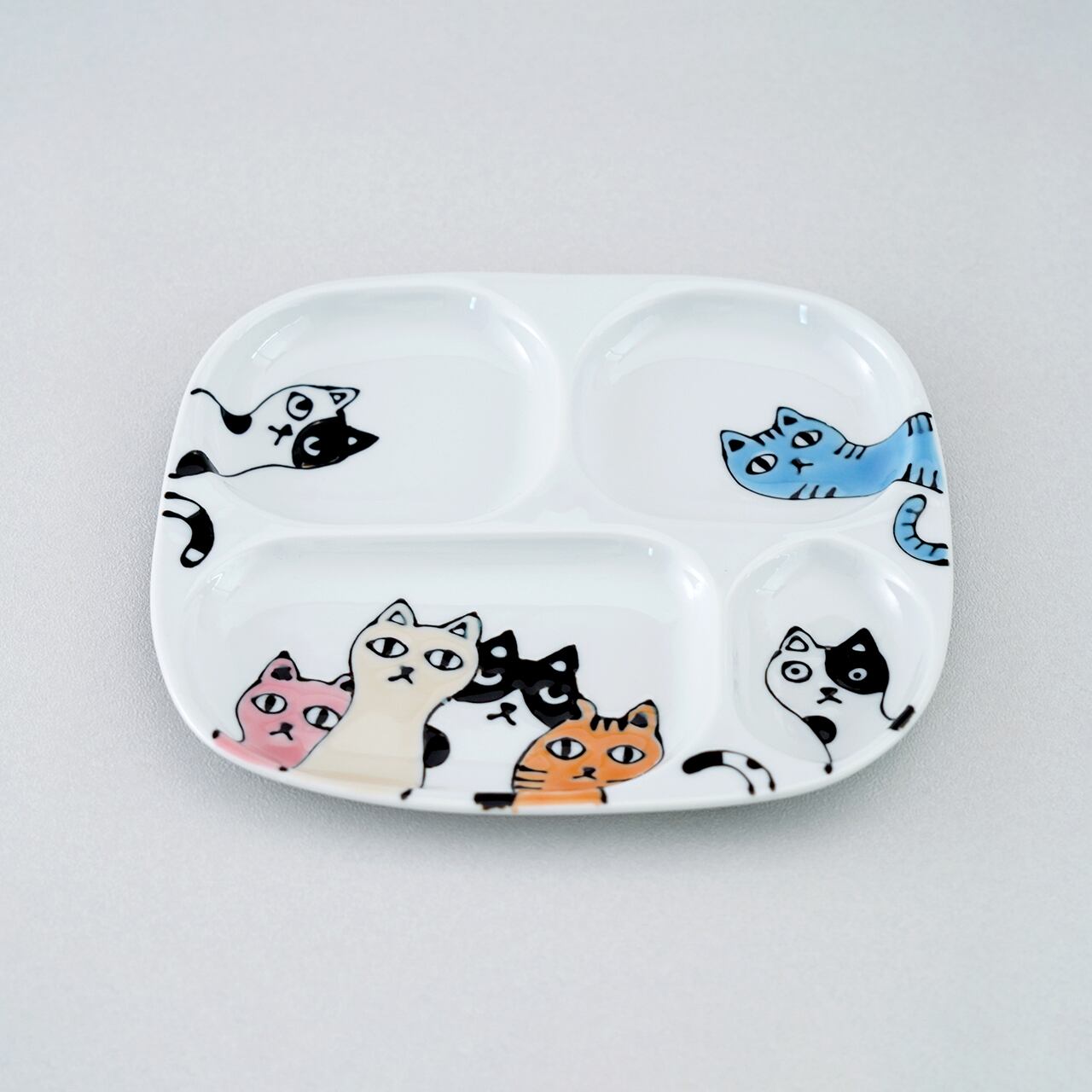 ネコ会議プレート (仕切り皿) | plato 田中陶器店 │ 有田焼・伊万里焼