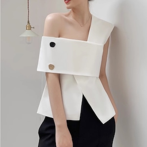 asymmetrical off-shoulder top<t471>