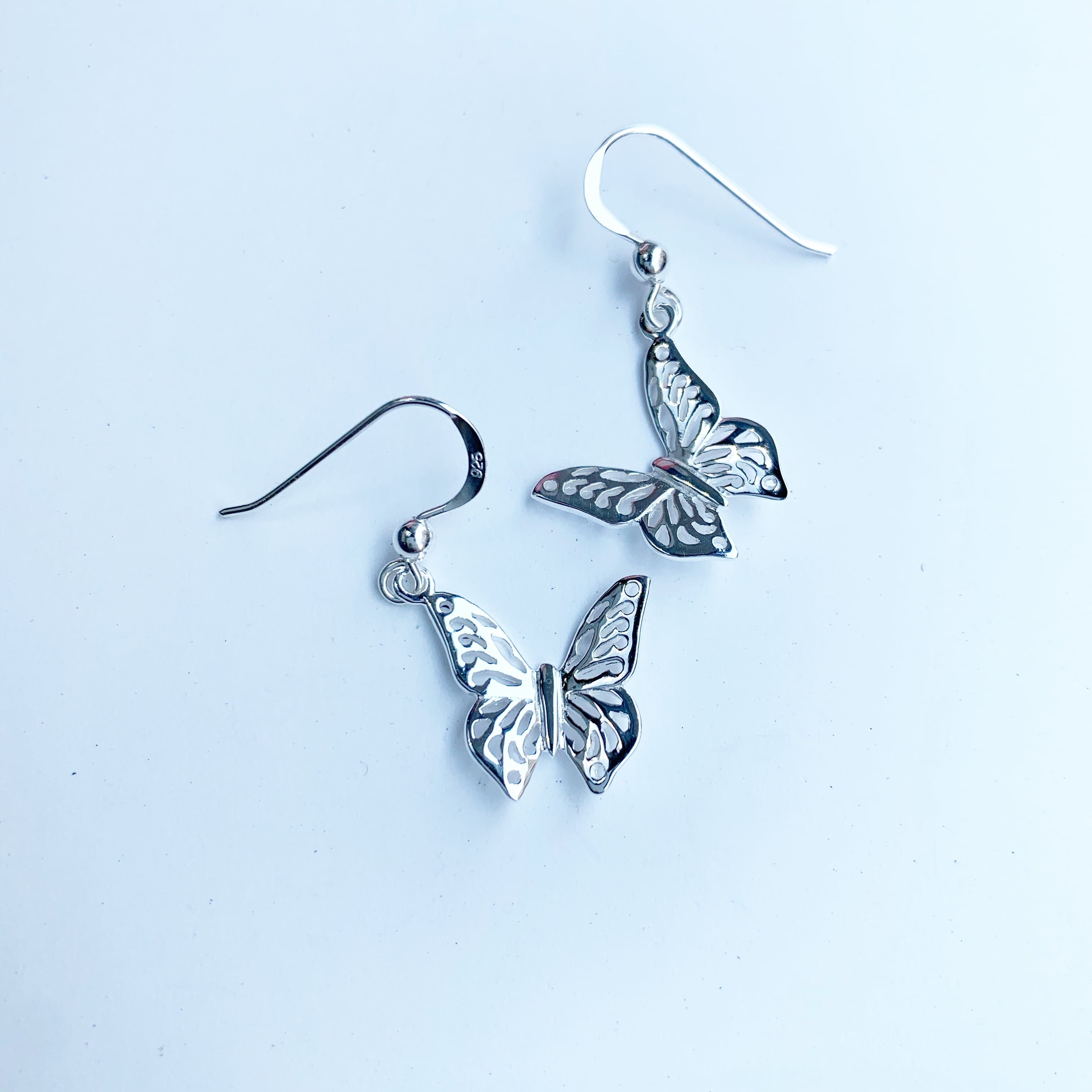 スカシ バタフライ フック ピアス 蝶 チョウチョ