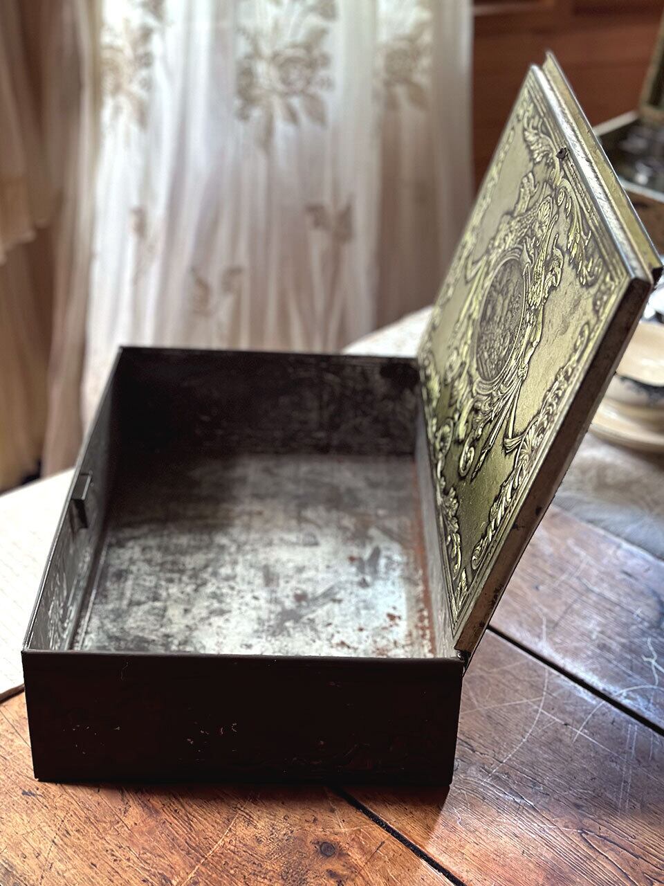 ブリキ缶 フランス 「美しい地域の頭飾り」La Paimpolaise フランス