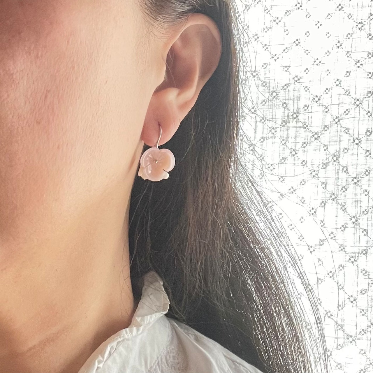 花 ピアス 珊瑚 白蝶貝 小粒 淡いピンクの小花ピアス Lが【金属 