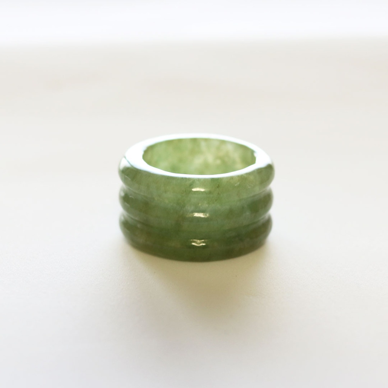 【13号】シンプルなデザインがGOOD 翡翠3連風 くり抜き甲丸リング A貨翡翠 jd_rg1016