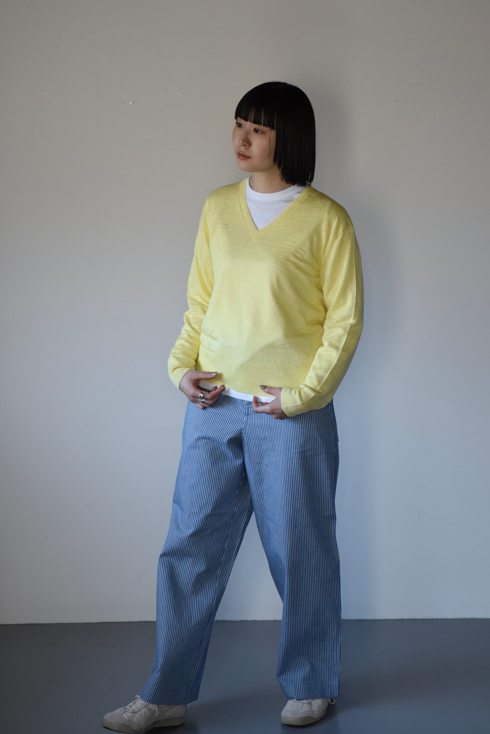 eleven 2nd｜Vネックリネンセーター｜レモン | 岡の oka no