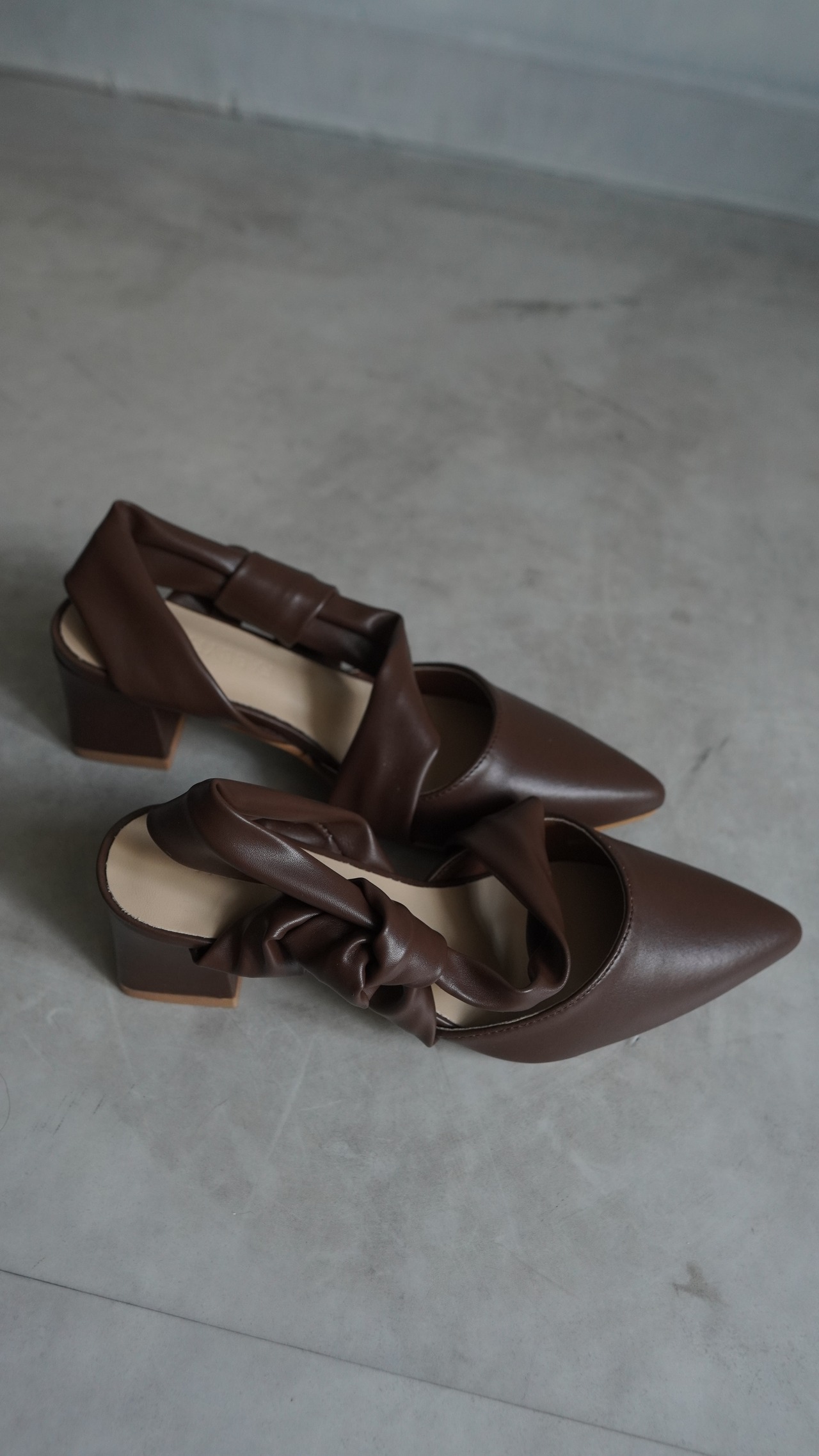 ツイストヒールポインテッドパンプス／brown