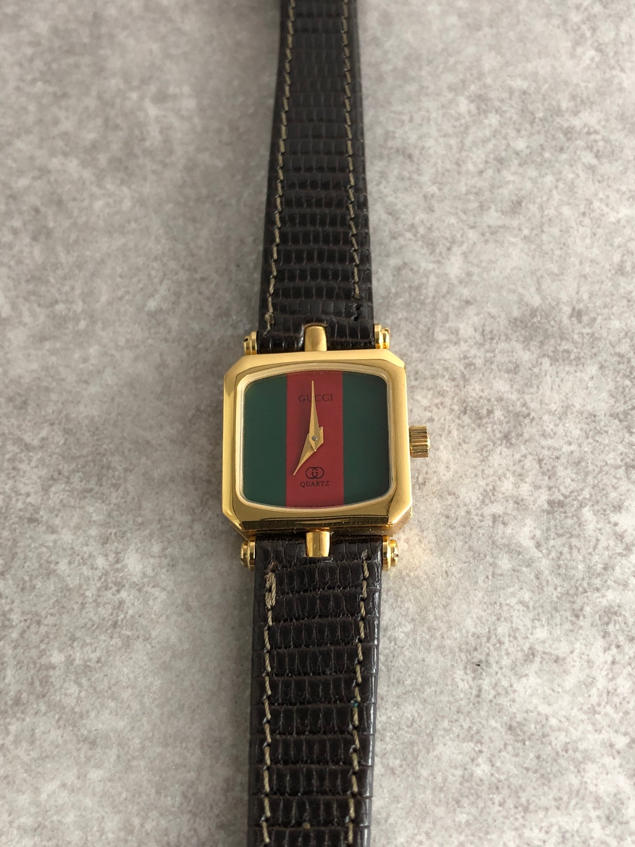 GUCCI　腕時計　シェリーライン　ゴールド GUCCI グッチ シェリーライン 腕時計 ゴールド×ブラック スクエア